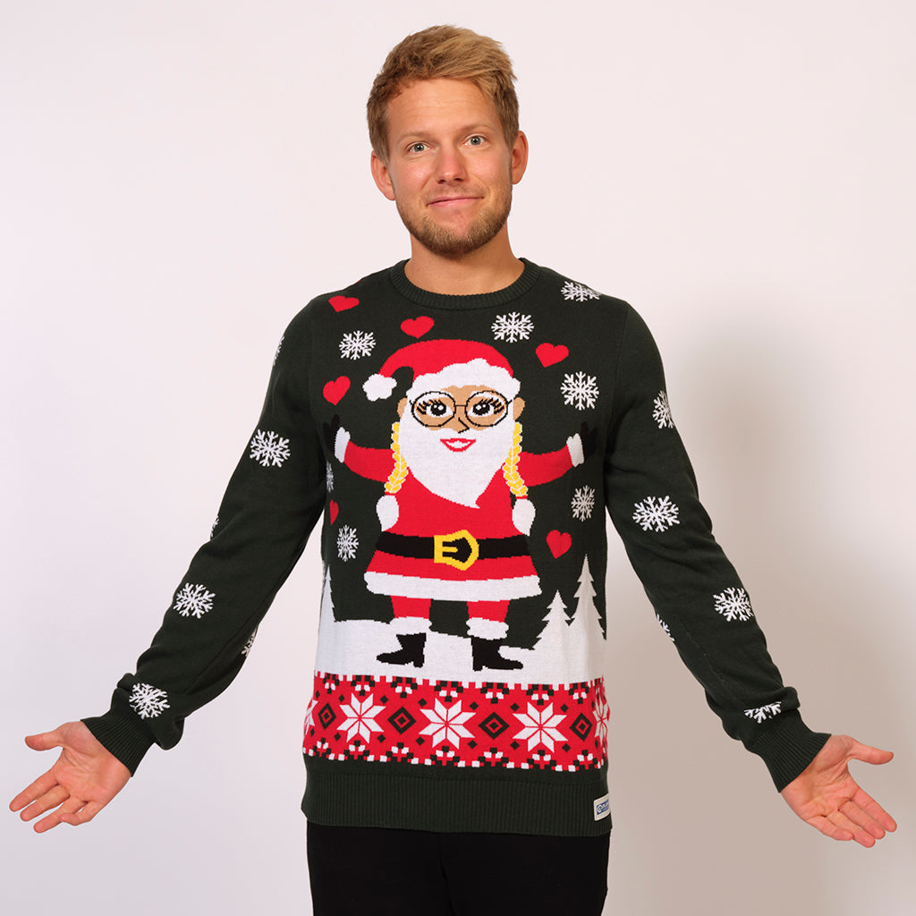 En mand poserer i sin julesweater med en glad nisse på.